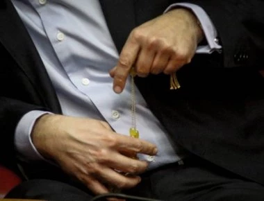 Το καμπολόι που κρατούσε «απασχολημένο» τον Α.Τσίπρα στη συζήτηση για το πολυνομοσχέδιο (φωτό)